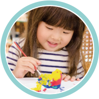 子どもと楽しめるシーサー絵付け体験の様子