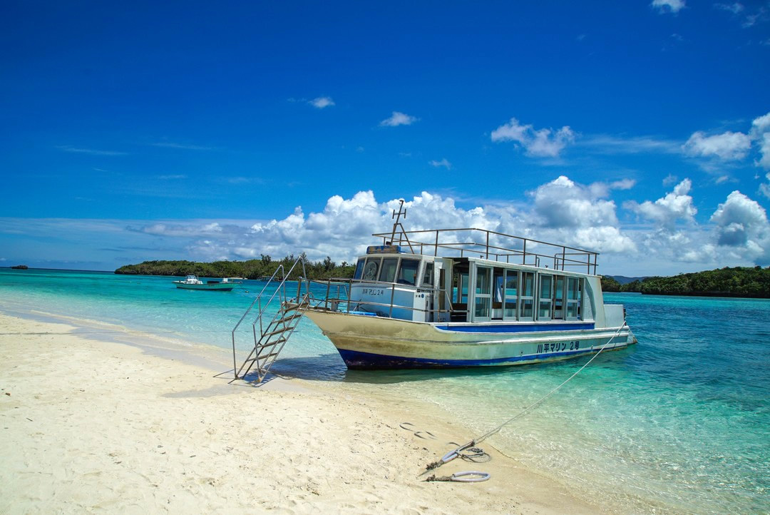 観光客に人気のガラスボート