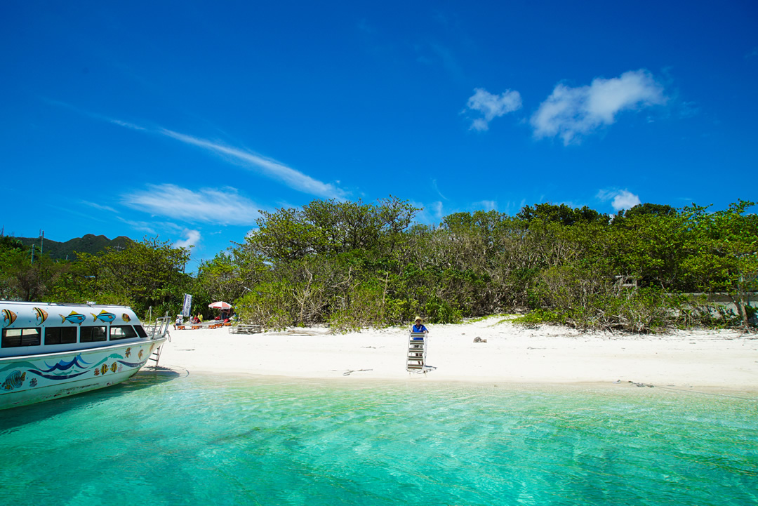 ガラスボートの準備をするスタッフ